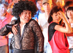 《假裝情侶》30秒預(yù)告 黃渤與眾美女上演癡纏床戲