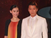 謝霆鋒攜嬌妻張柏芝踏紅毯 犀利眼神顯老板風范