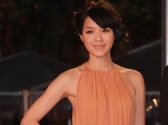 官恩娜橘色飄逸長(zhǎng)裙亮相紅毯 優(yōu)雅迷人顯自信