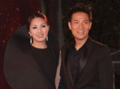 楊千嬅時(shí)尚黑衣妝扮 與丁子高十指緊扣大秀恩愛(ài)