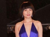 何超儀深V紫色長(zhǎng)裙亮相 真空上陣盡顯酥胸美背