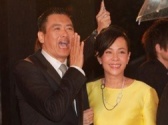 周潤(rùn)發(fā)夫婦紅毯秀恩愛(ài) 回應(yīng)主持人調(diào)侃稱(chēng)有冤情