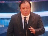 導演王晶攜手許鞍華頒發(fā)新人獎 互相調侃緣分深