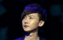 黃義達(dá)黑衣耍帥獻(xiàn)唱新歌《微光》 笑容燦爛迷人