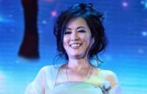 齊豫薄紗披肩登臺(tái) 深情演唱經(jīng)典歌曲《橄欖樹(shù)》