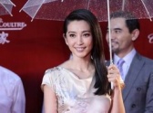 《辛亥革命》劇組登臺 李冰冰雨中走秀宛如人魚