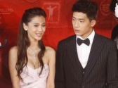 《全球熱戀》劇組登場(chǎng) Angelababy低胸短裙秀美腿