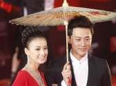 《白蛇傳說》林峰撐油紙傘亮相 黃圣依紅裙惹眼