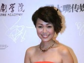 董姿彥短發(fā)白裙清爽干練 深情演繹《So Nice》
