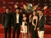 《玩命時(shí)光》劇組紅毯亮相 徐嬌攜“怪獸”登臺(tái)